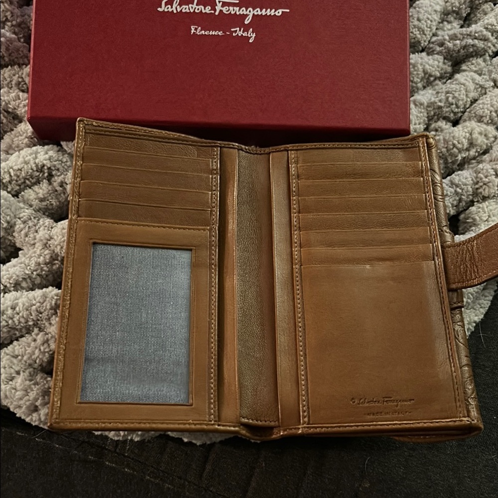 Salvatore Ferragamo Floral Embossed Tan Leather wallet - Picture 3 of 8